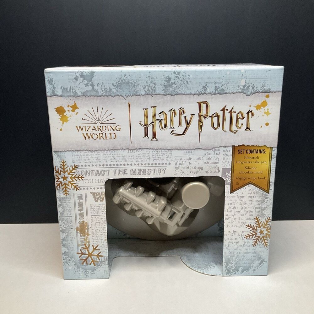 NEW Harry Potter: Hogwarts in the Snow Cake Pan Set by Insight Editions